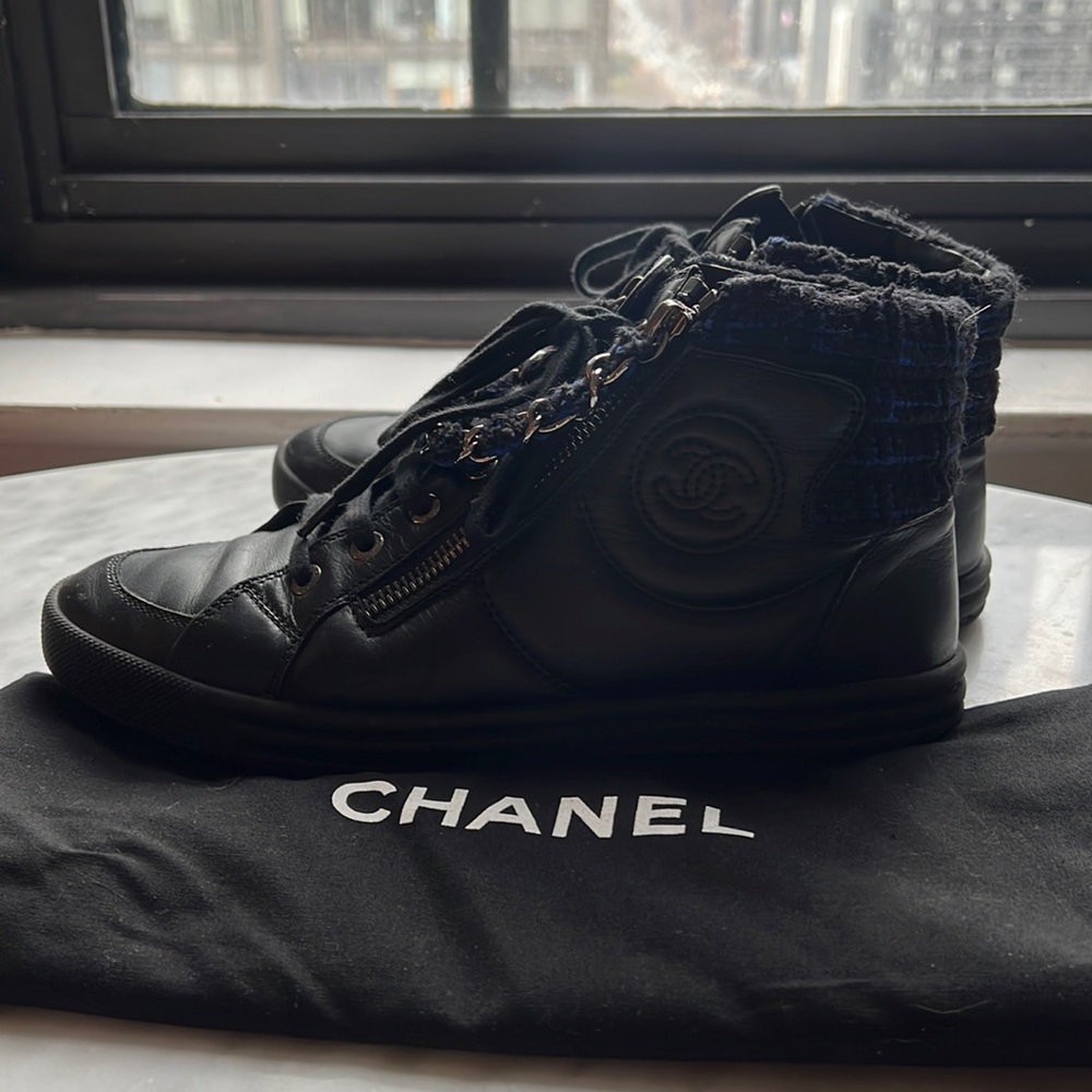 CHANEL BLACK NAVY TWEED LEATHER CC LOGO 2X ZIP CHAIN SNEAKERS size 37